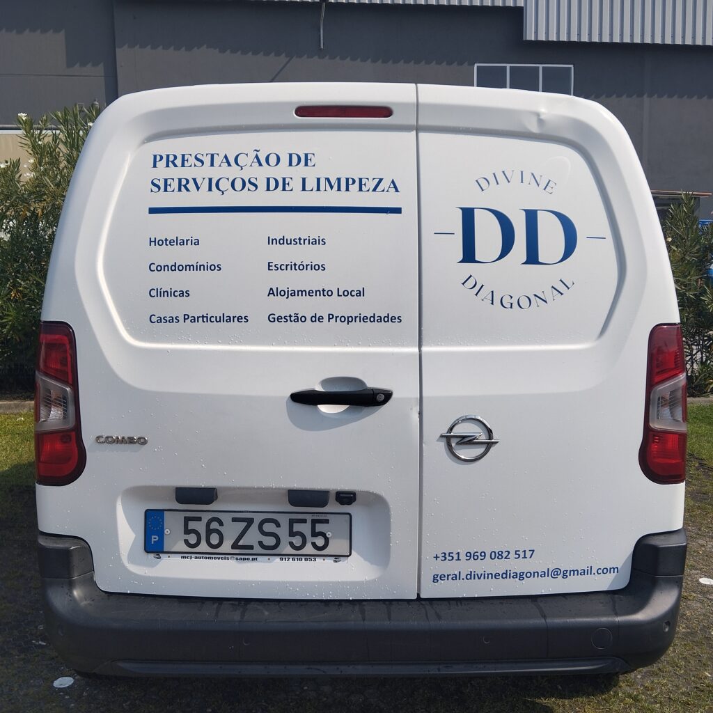 Carrinha de Limpezas da Divine Diagonal - Especialistas em serviços de limpeza para Caldas da Rainha, Óbidos, Peniche, São Martinho do Porto, Alcobaça, Lourinhã e Torres Vedras.