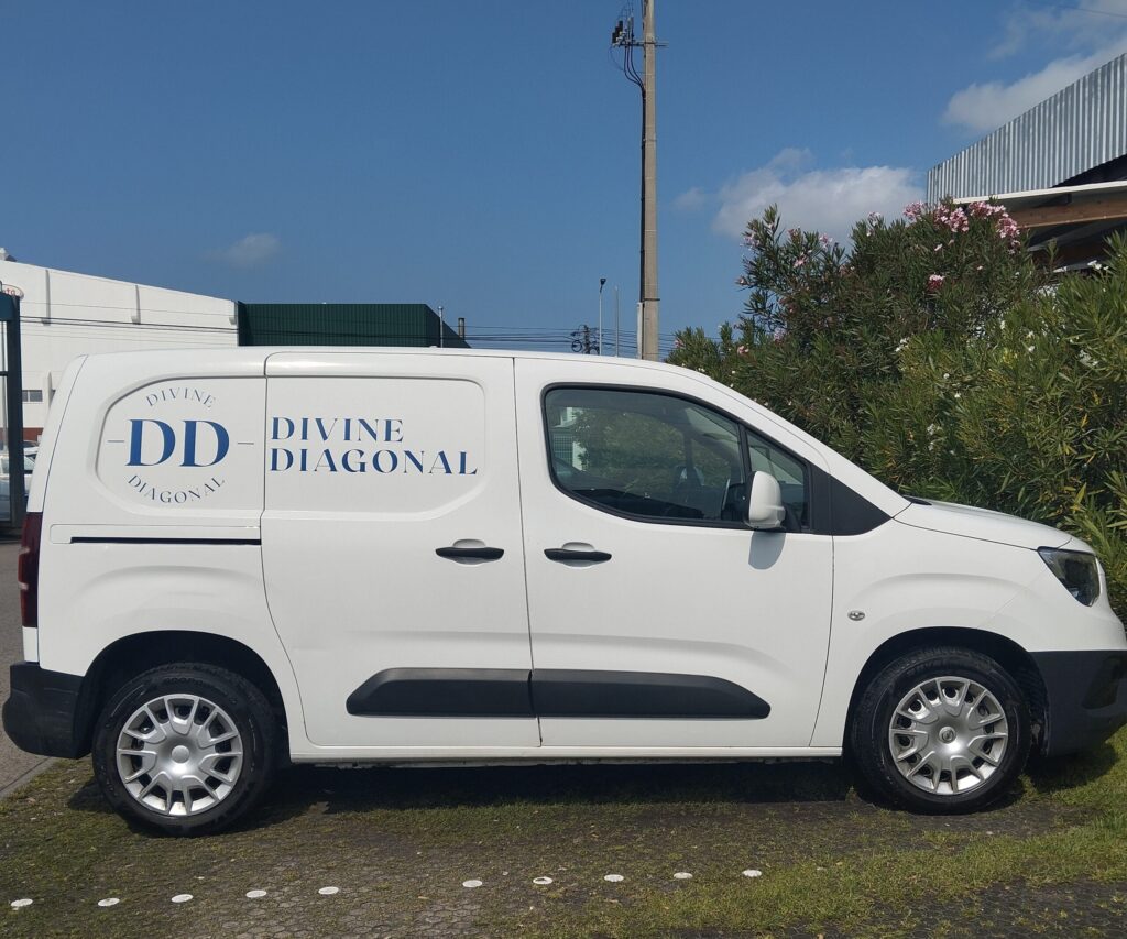 Carrinha de Trabalho da Divine Diagonal - Somos especialistas em serviços de limpeza para Caldas da Rainha, Óbidos, Peniche, São Martinho do Porto, Alcobaça, Lourinhã e Torres Vedras.